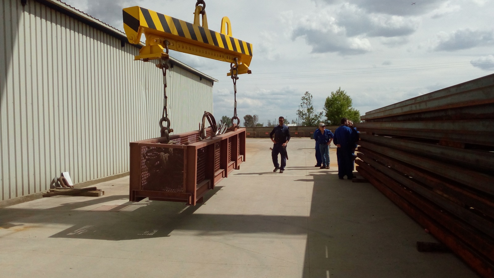 Ejercicio de carga con doble gancho en Acciona