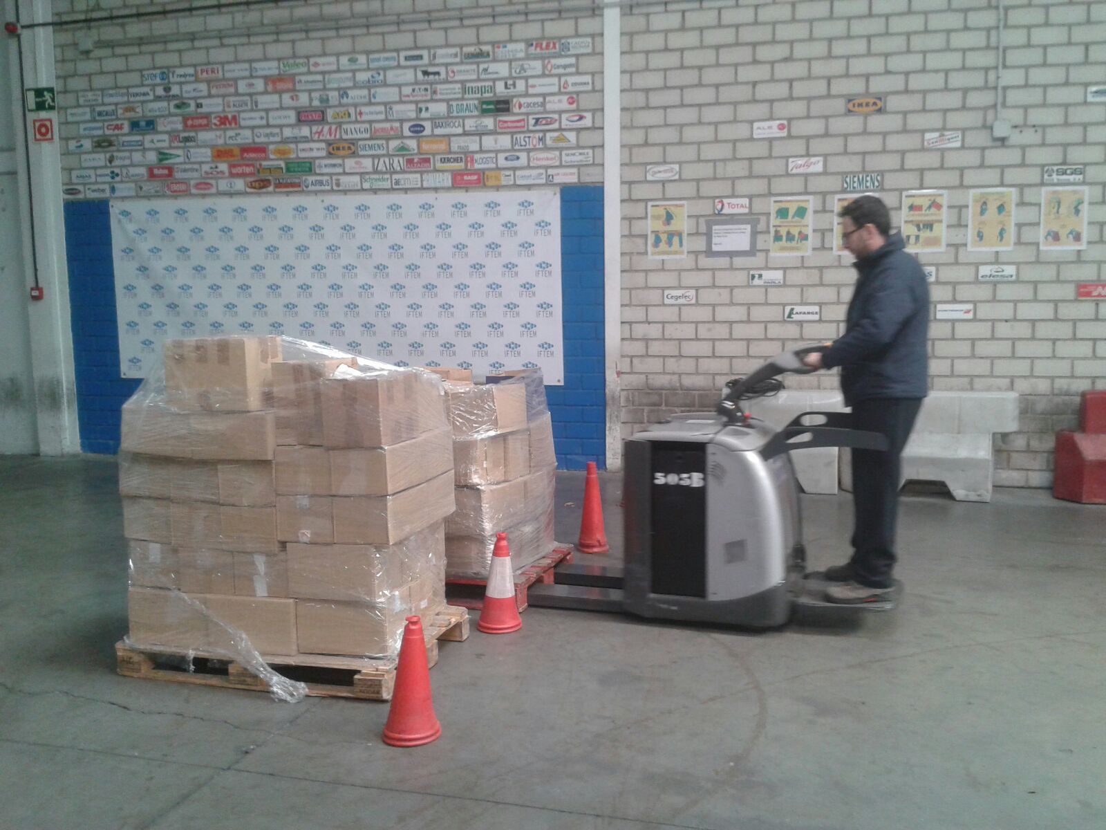 Ejercicio de recogida de cargas con Transpaleta Eléctrica