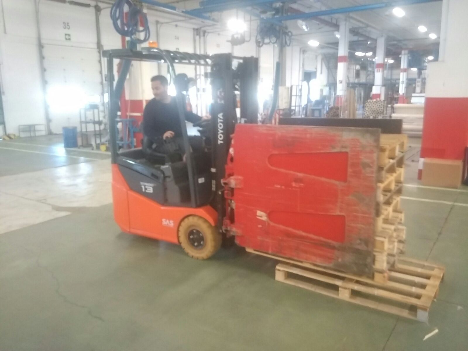 Implemento de pinzas paralelas para apriete de cajas de cartón y electrodomésticos