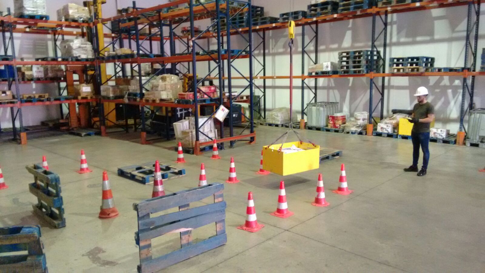 Prácticas con grúa puente en el curso para Engi-Com