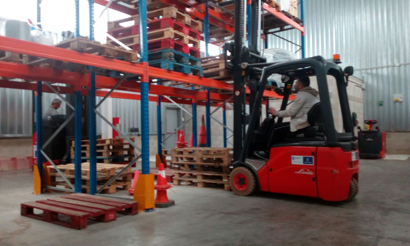 Prácticas de estiba en estantería con carretilla frontal en Ceftral