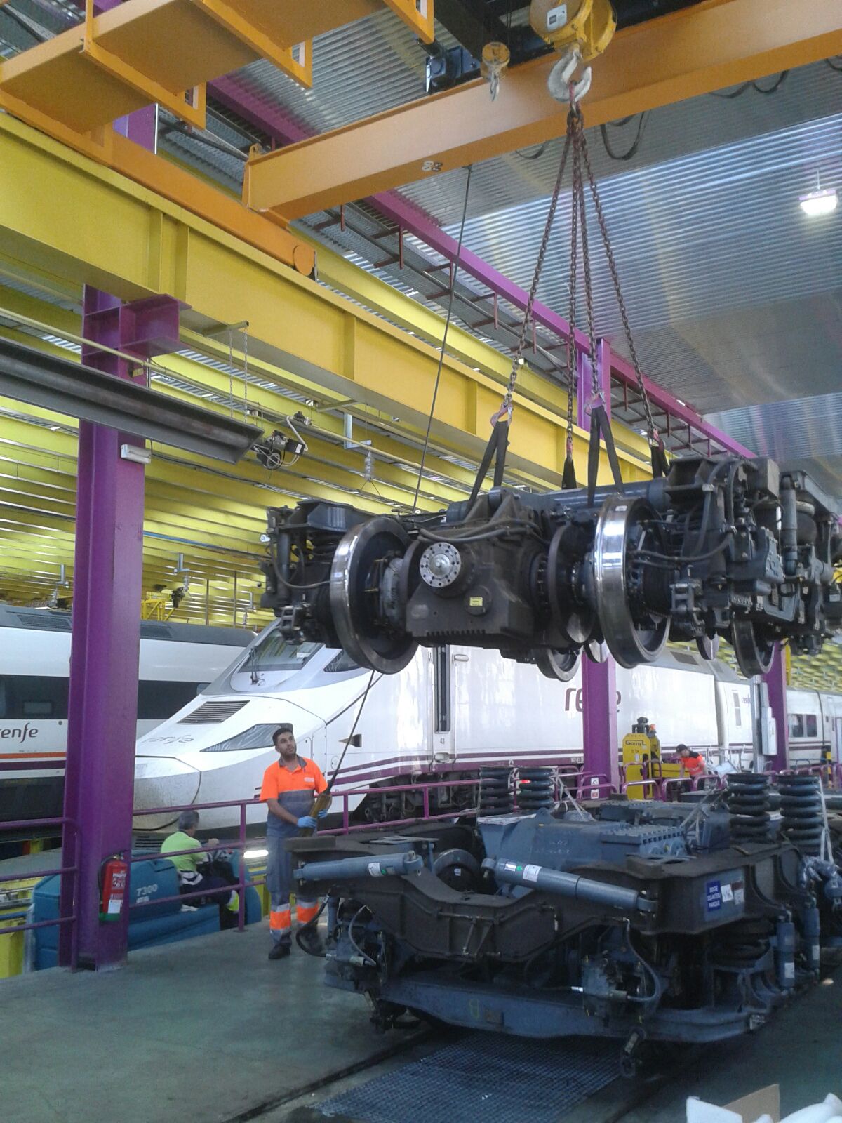 Ejercicio de eslingado y  traslado de un bogie de un tren de AVE