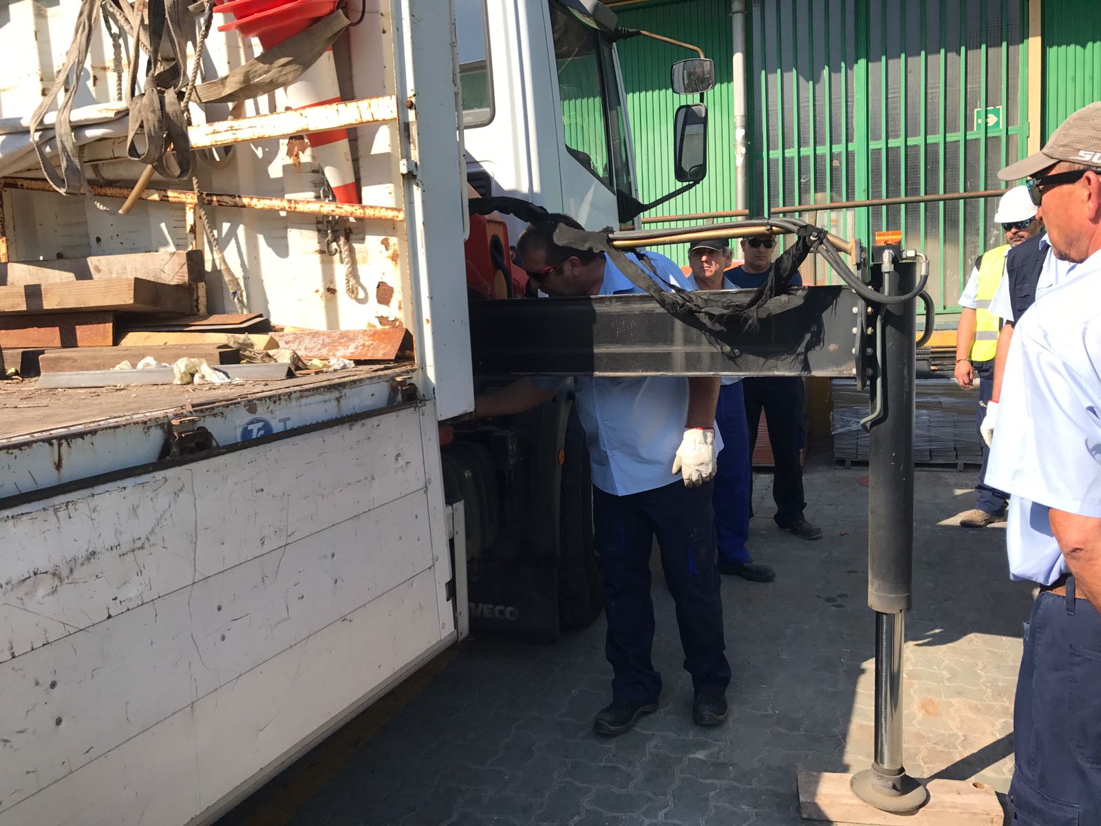 Maniobras de estabilización de grúa hidráulica autocarga