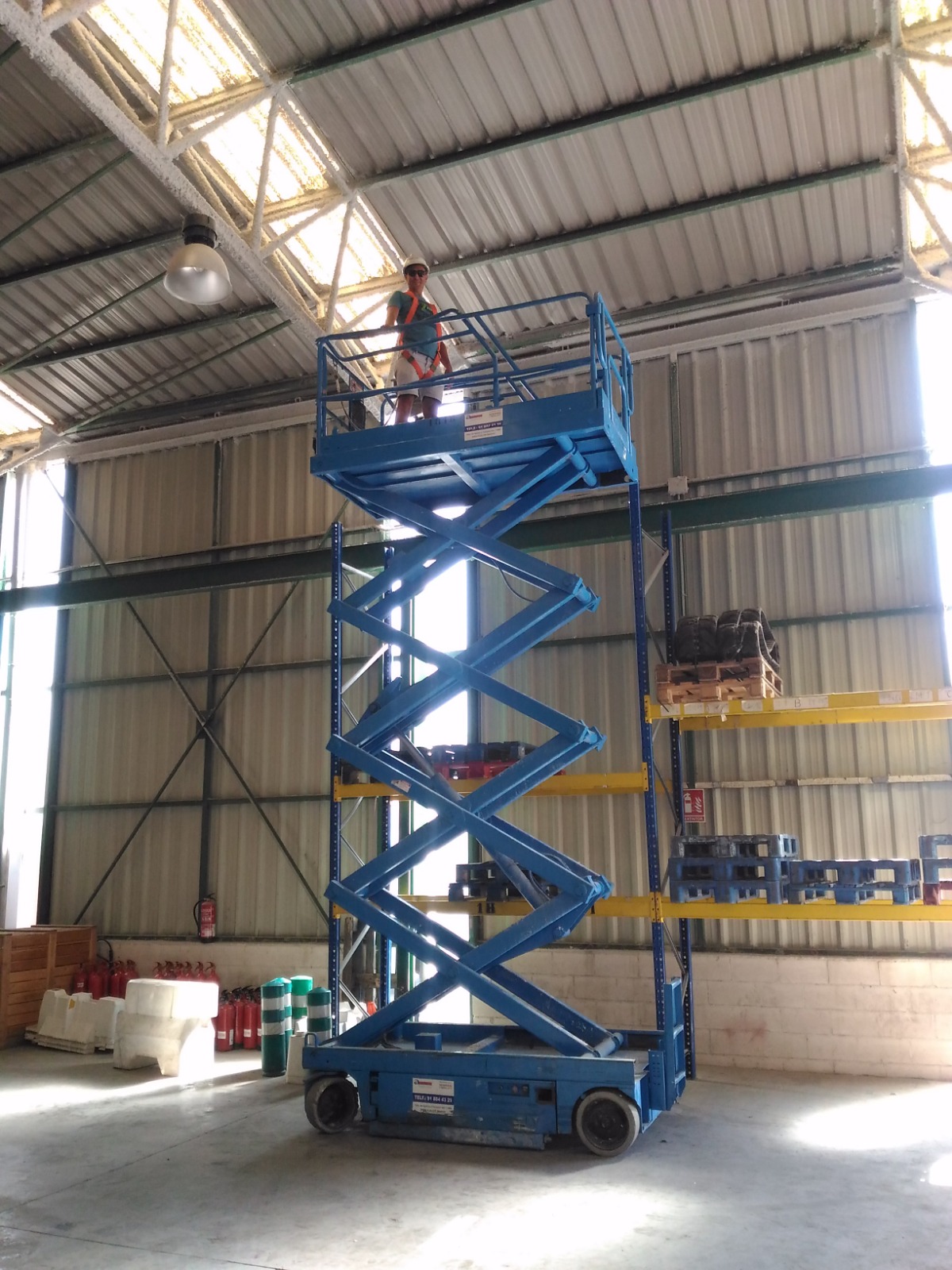 Posicionamiento al punto de trabajo con PEMP tijera en Torrejón de Ardoz