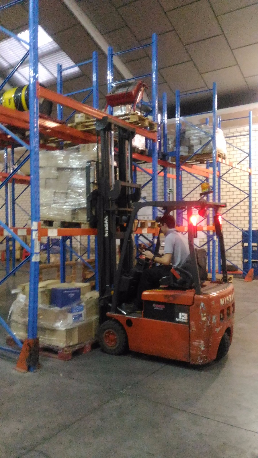 Ejercicio de estiba en estantería curso abierto en Getafe