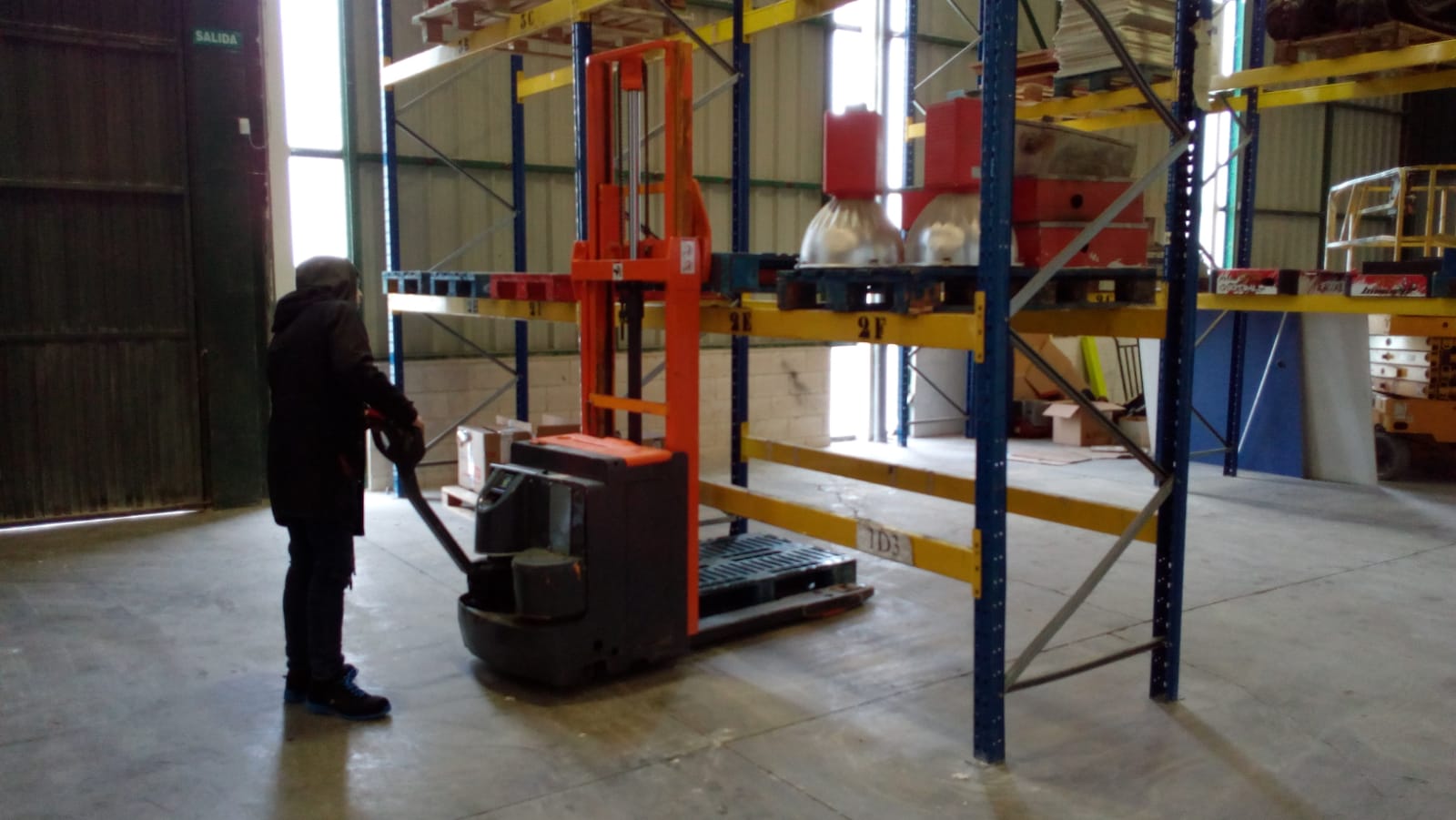 Ejercicio con apilador eléctrico en Torrejón de Ardoz
