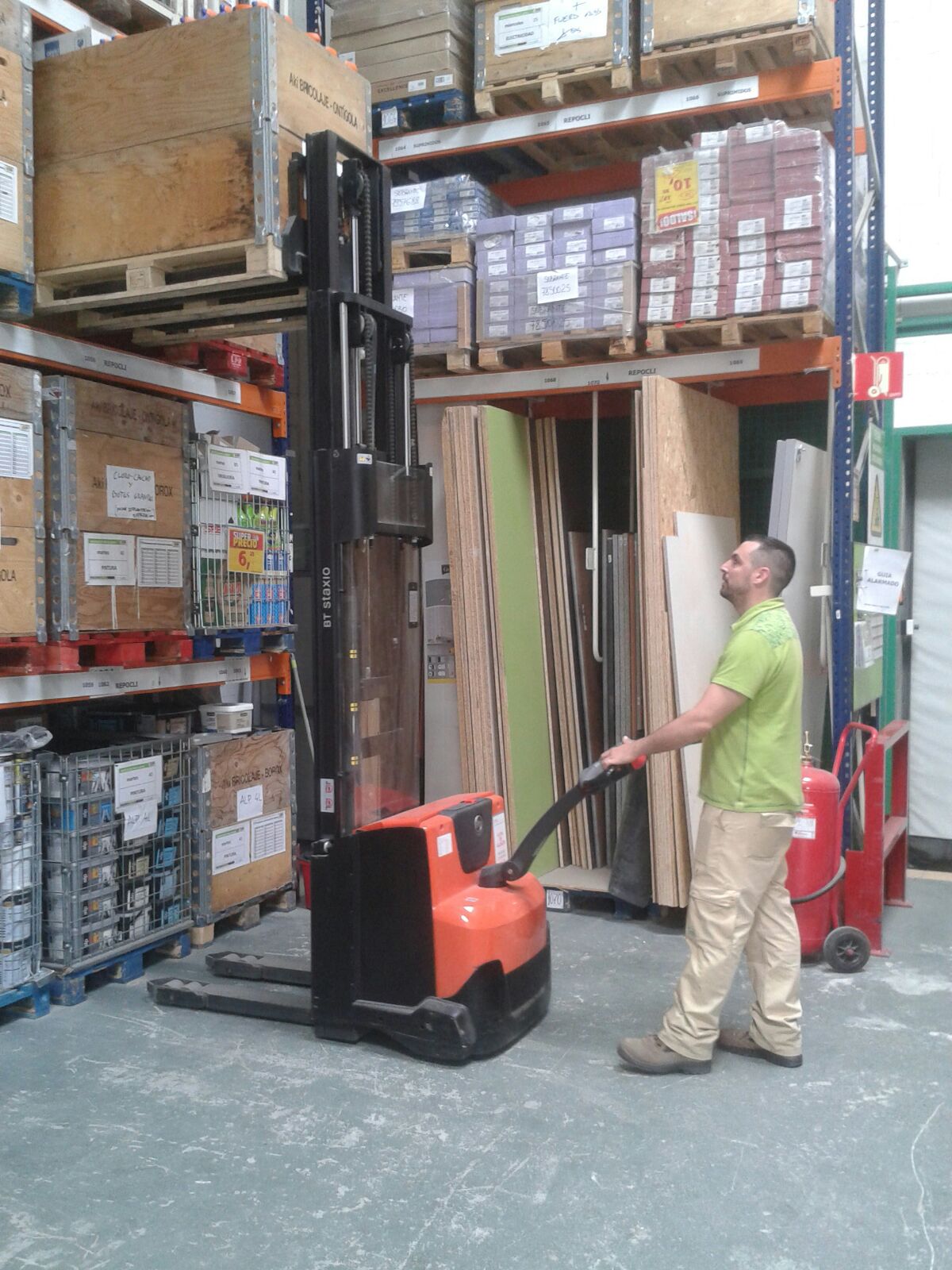 Práctica con Apilador en AKI BRICOLAJE Colmenar Viejo