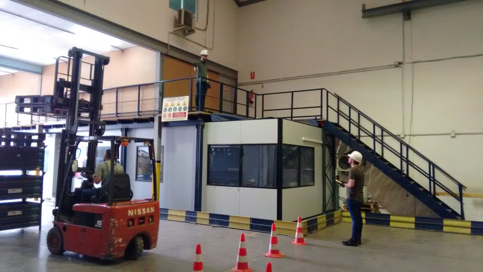 Practicando señales gestuales con el manejo de grúa puente