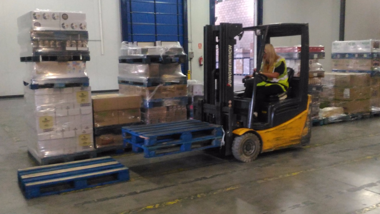 Ejercicio de apilado con carretilla frontal para DHL