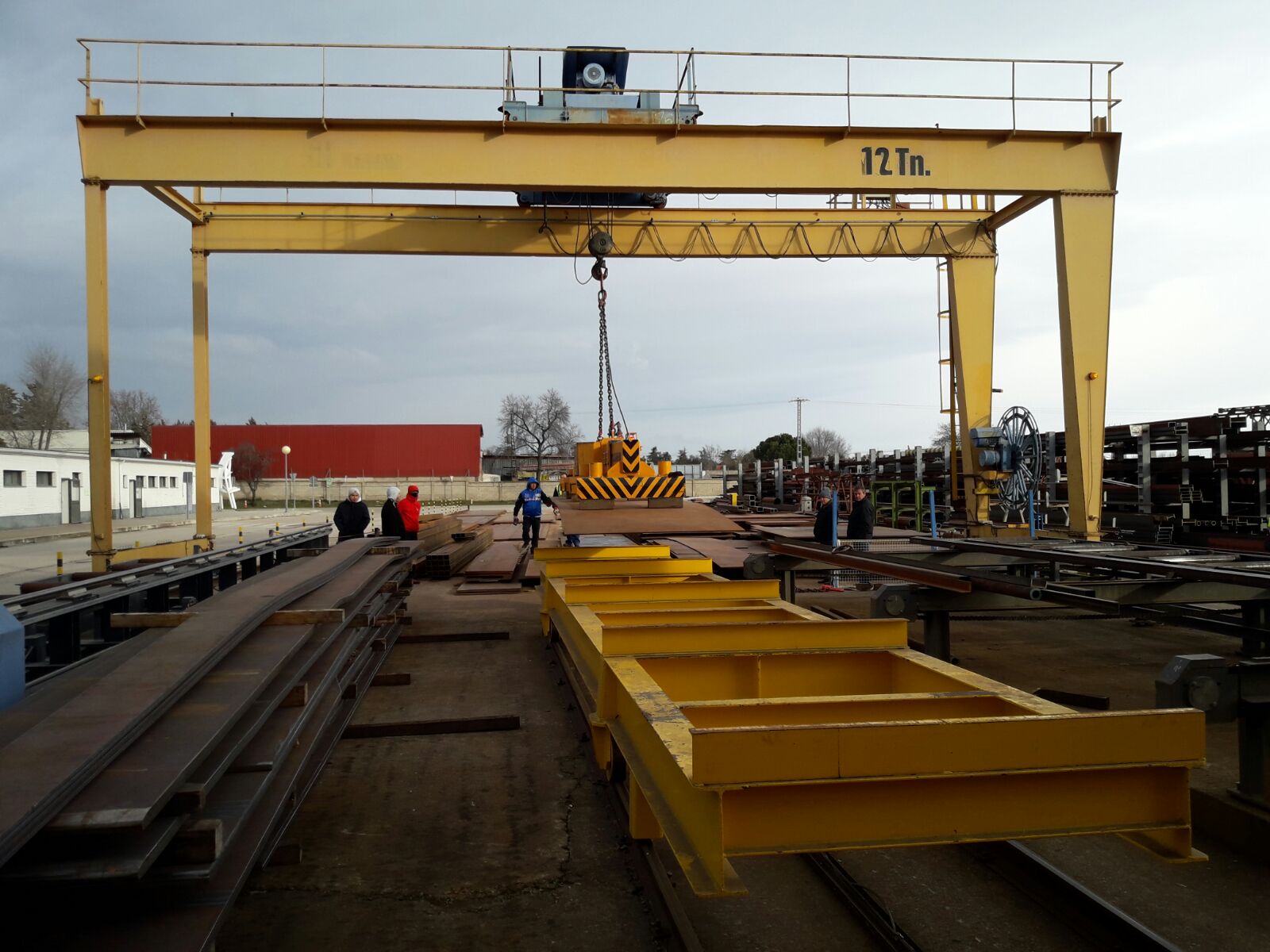 Vista frontal del manejo de cargas con Grúas Puente