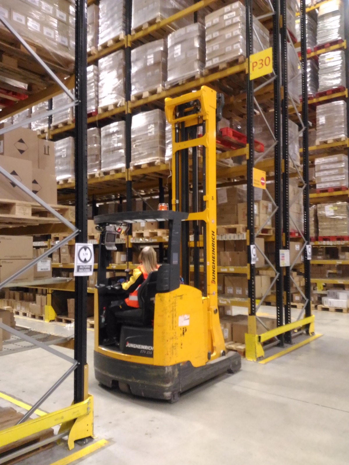 Ejercicio de estiba en estantería con carretilla retráctil para DHL