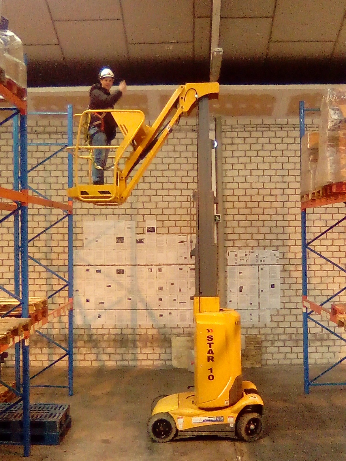 Ejercicio de posicionamiento al punto de trabajo con PEMP de mástil vertical articulada tipo 3B