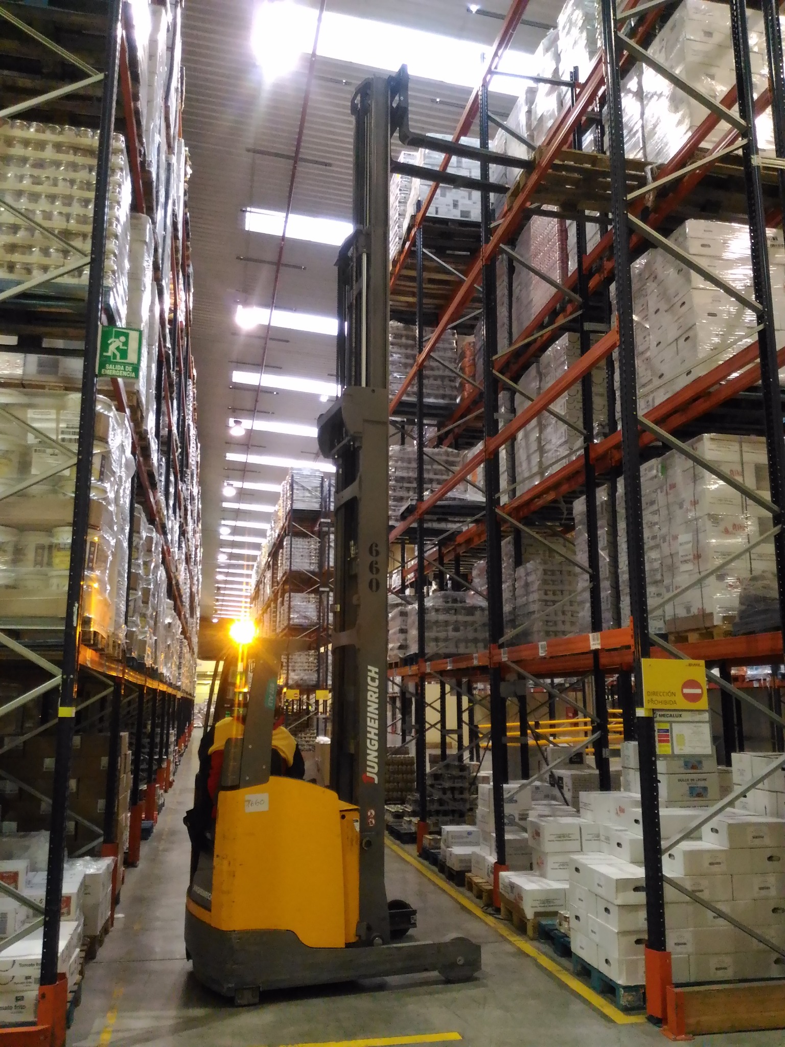 Ejercicio de estiba en estantería con Carretilla Retráctil para DHL