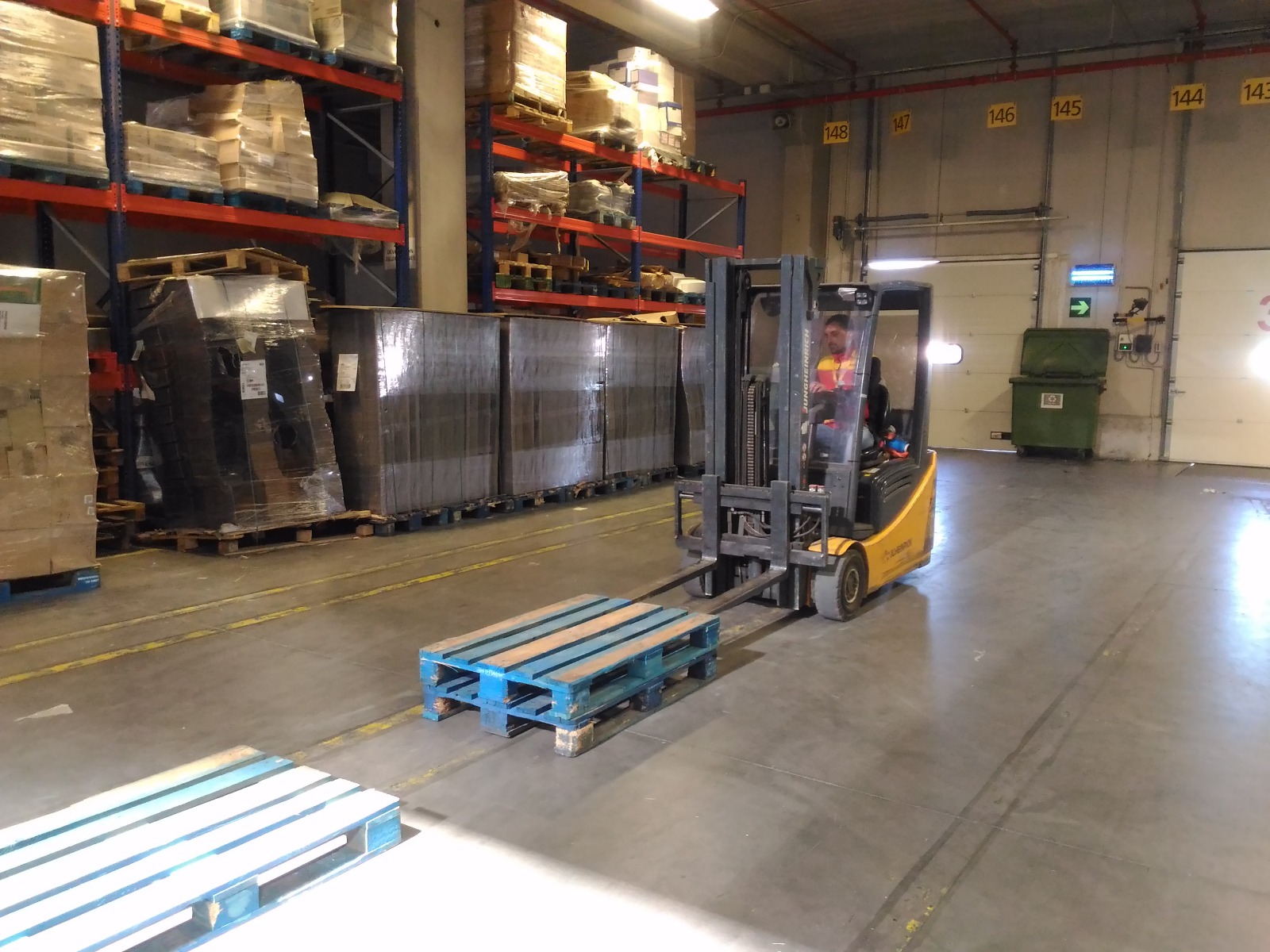 Ejercicio de apilado de carga con carretilla frontal contrapesada para DHL