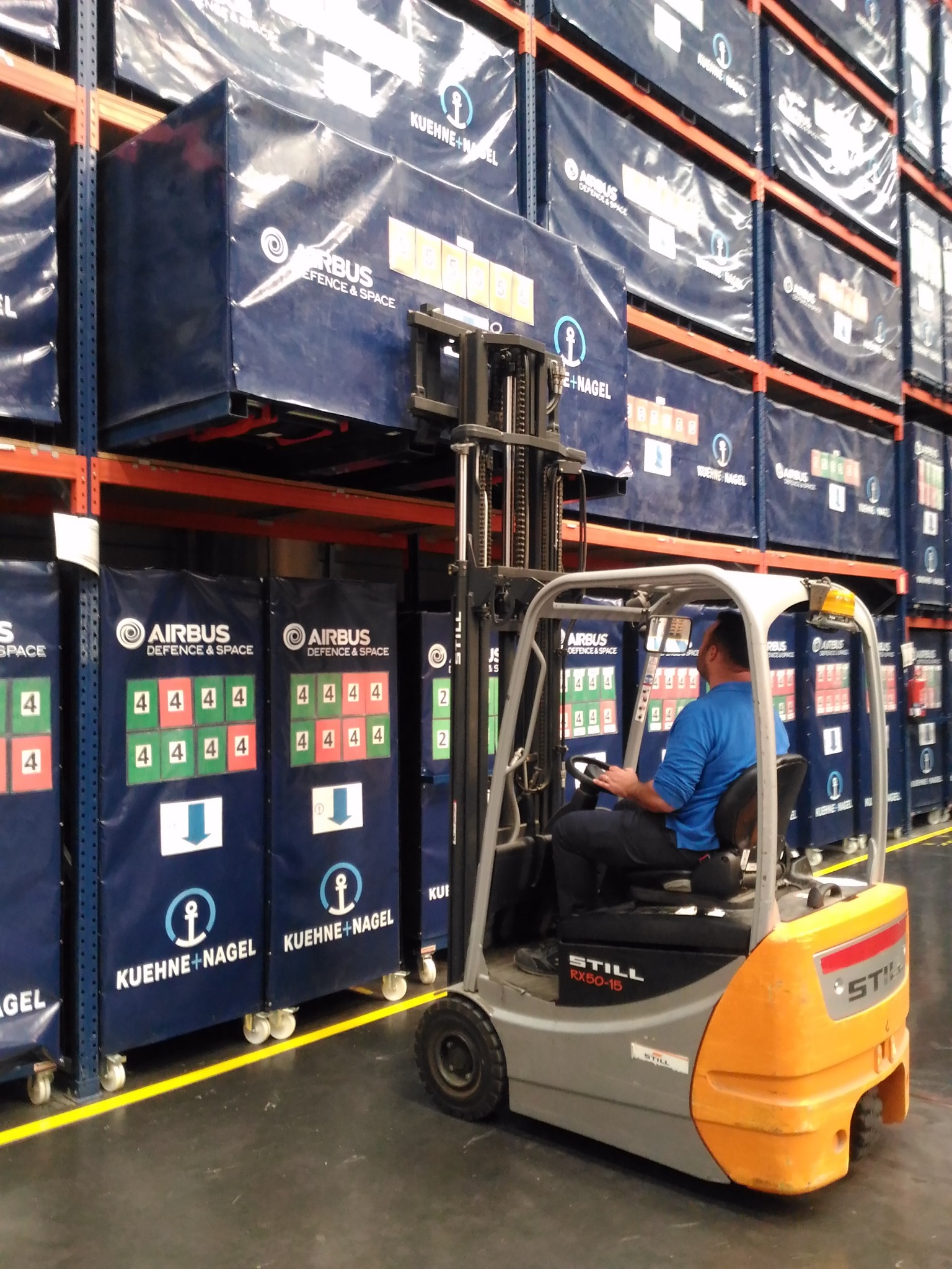 Ejercicio de estiba en estantería con carga real en Sevilla