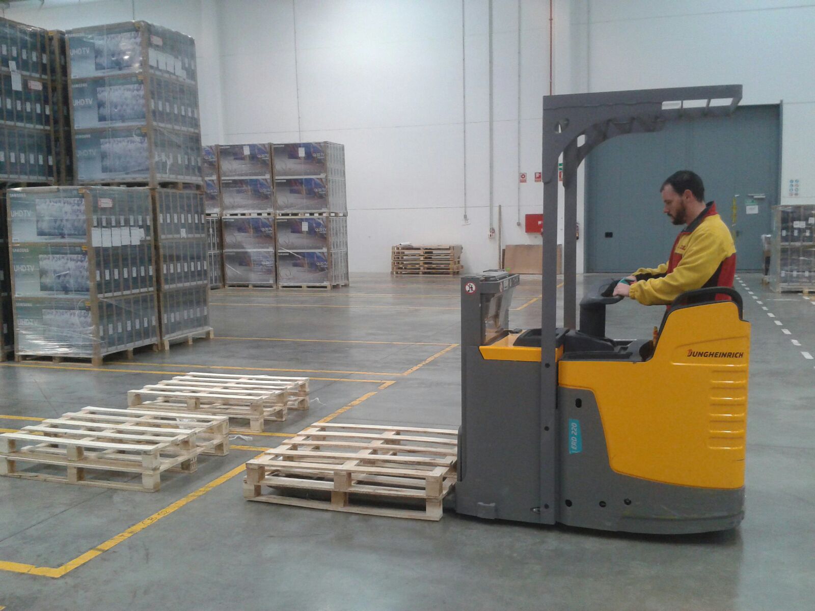 Ejercicio con apilador en DHL Ontígola (Toledo)