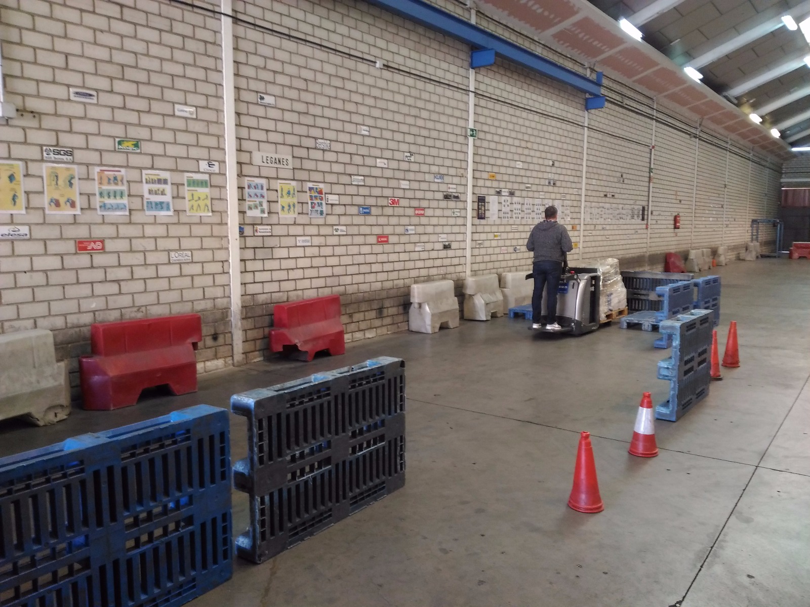 Movimiento de cargas en espacio reducido con transpaleta eléctrica