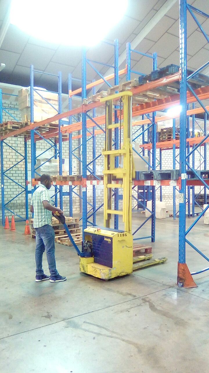 Estiba en estantería con Apilador en Getafe