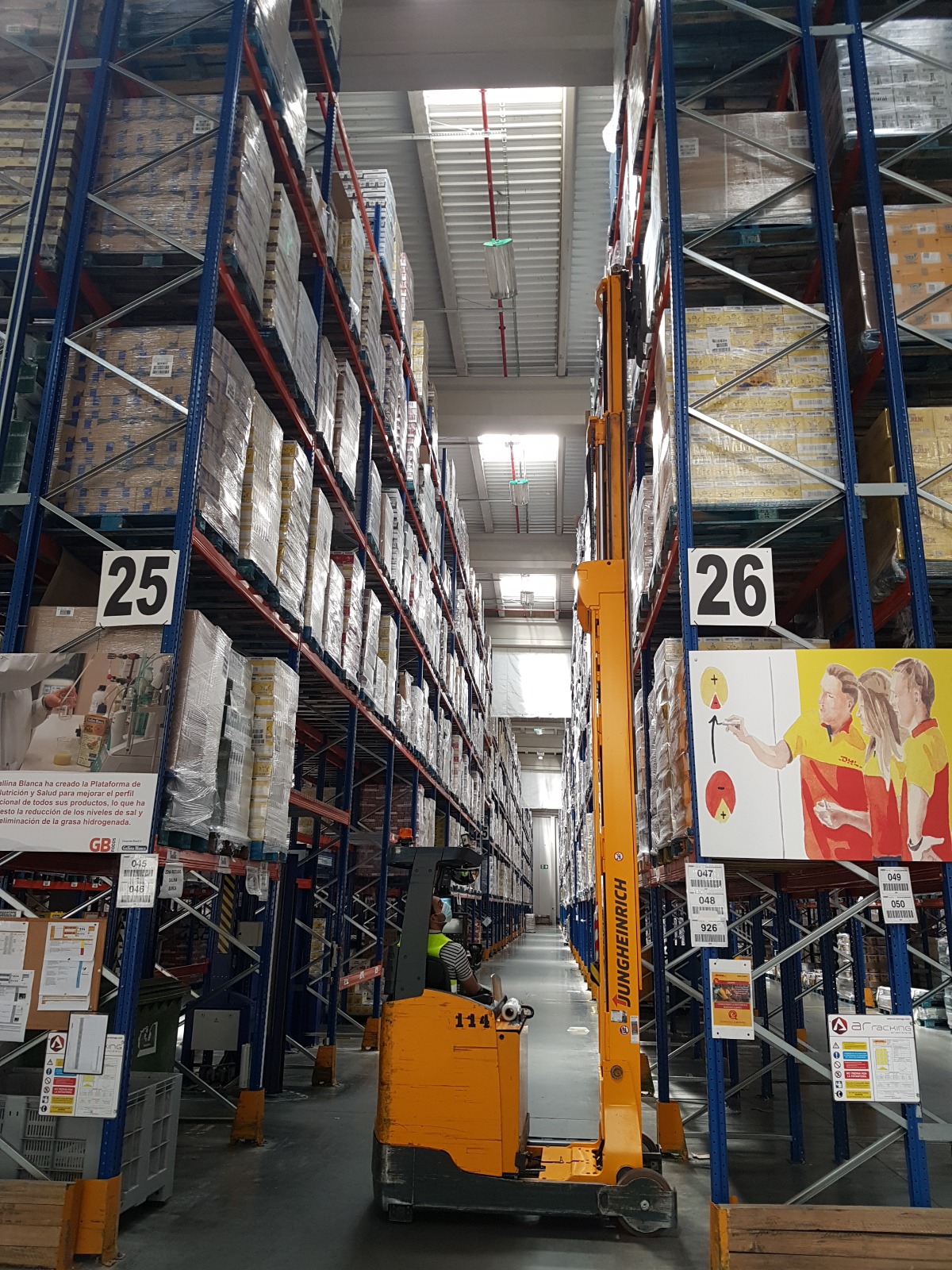 Ejercicio de estiba en estantería con carretilla retráctil para DHL