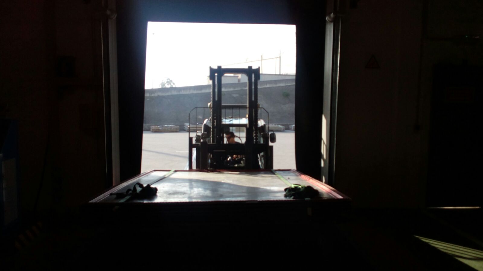 Vista subjetiva desde el interior del muelle de carga