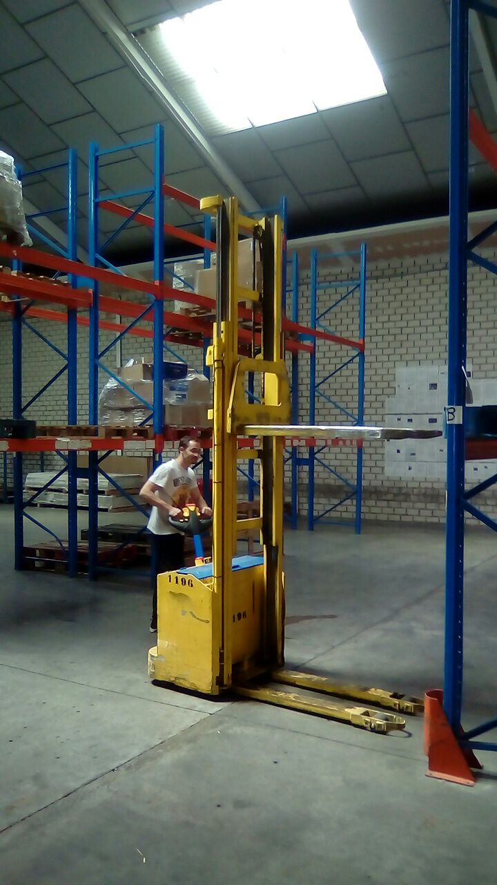 Ejercicio de estiba en estantería con Apilador de conductor acompañante