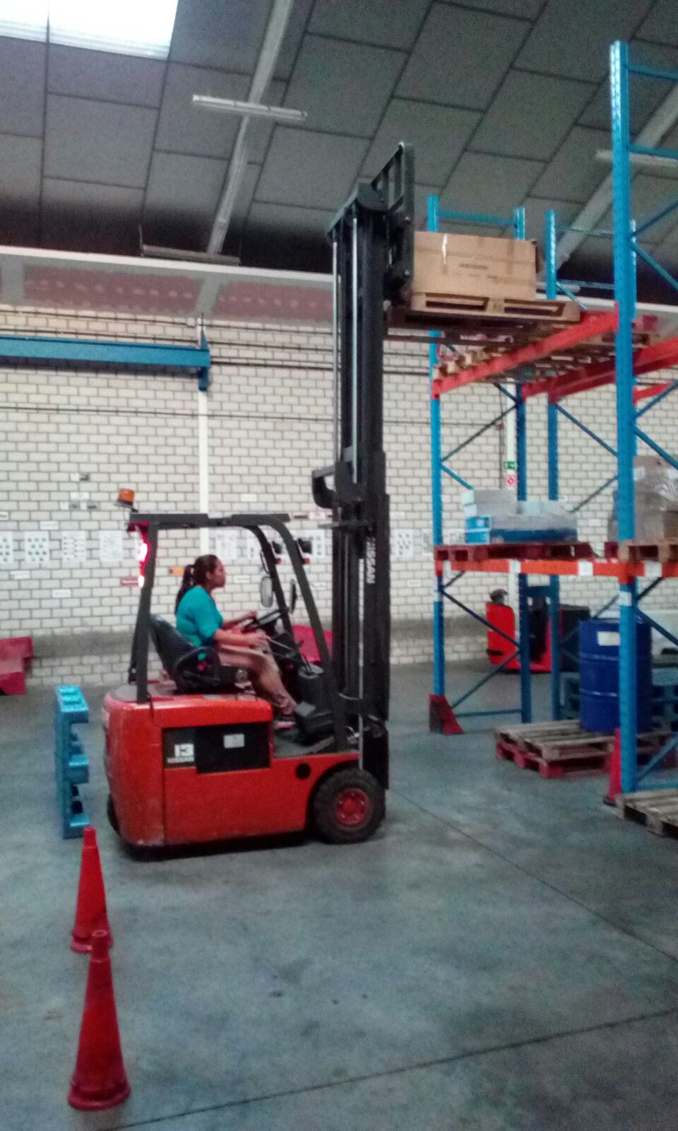 Prácticas de estiba en estantería con carretilla frontal