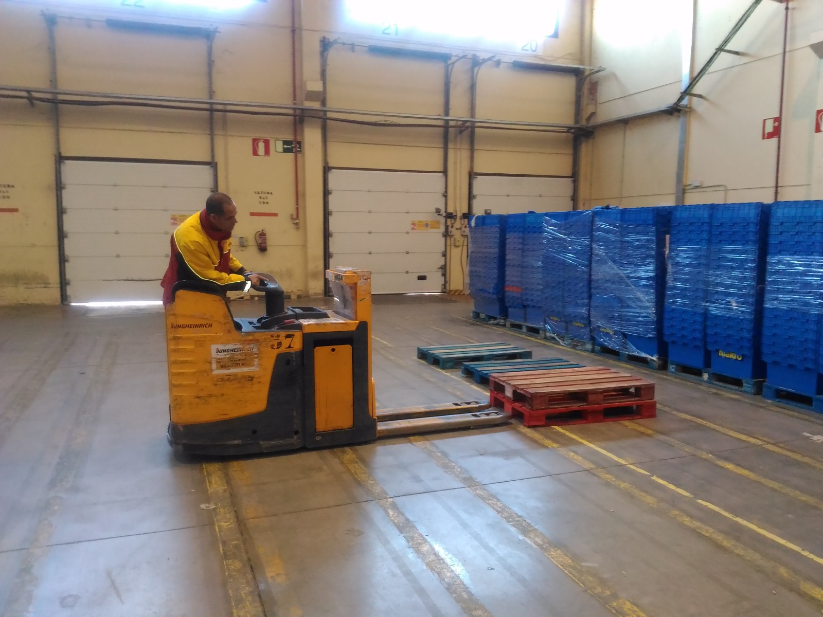 Ejercicio de apilado con apilador en el centro logístico de MAKRO