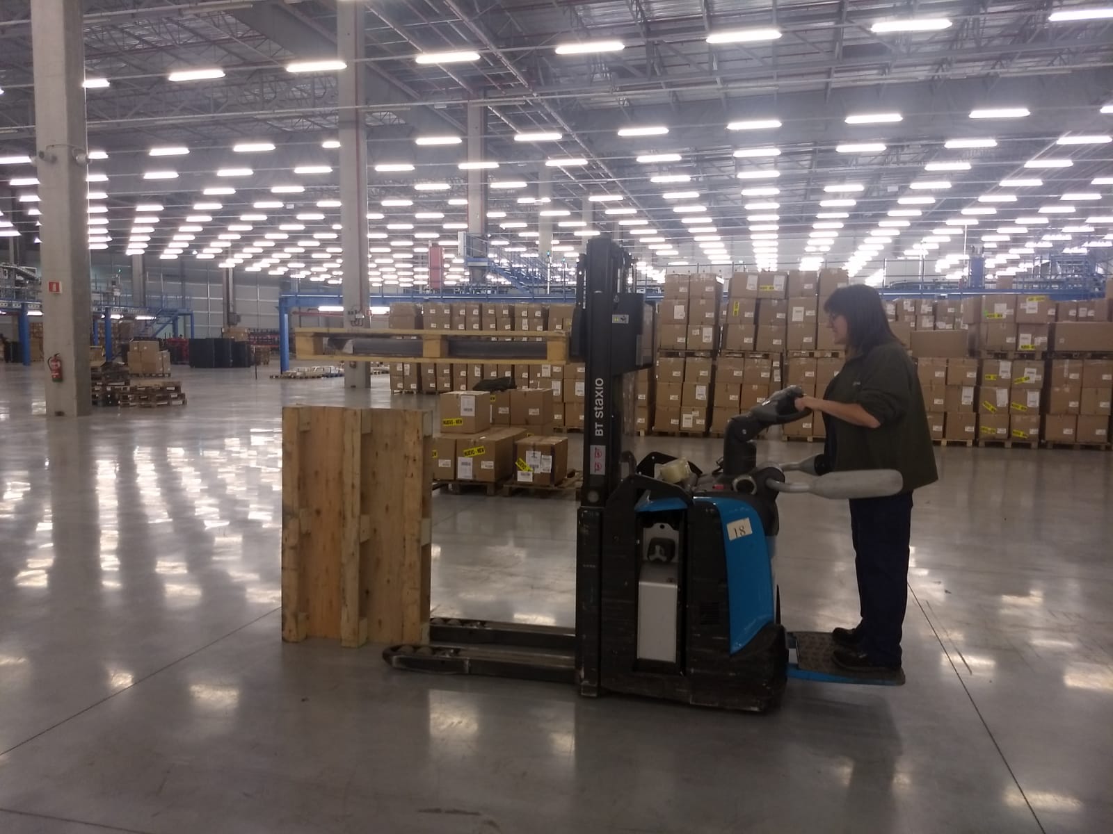 Ejercicio de transpaleta eléctrica en Stradivarius Logística