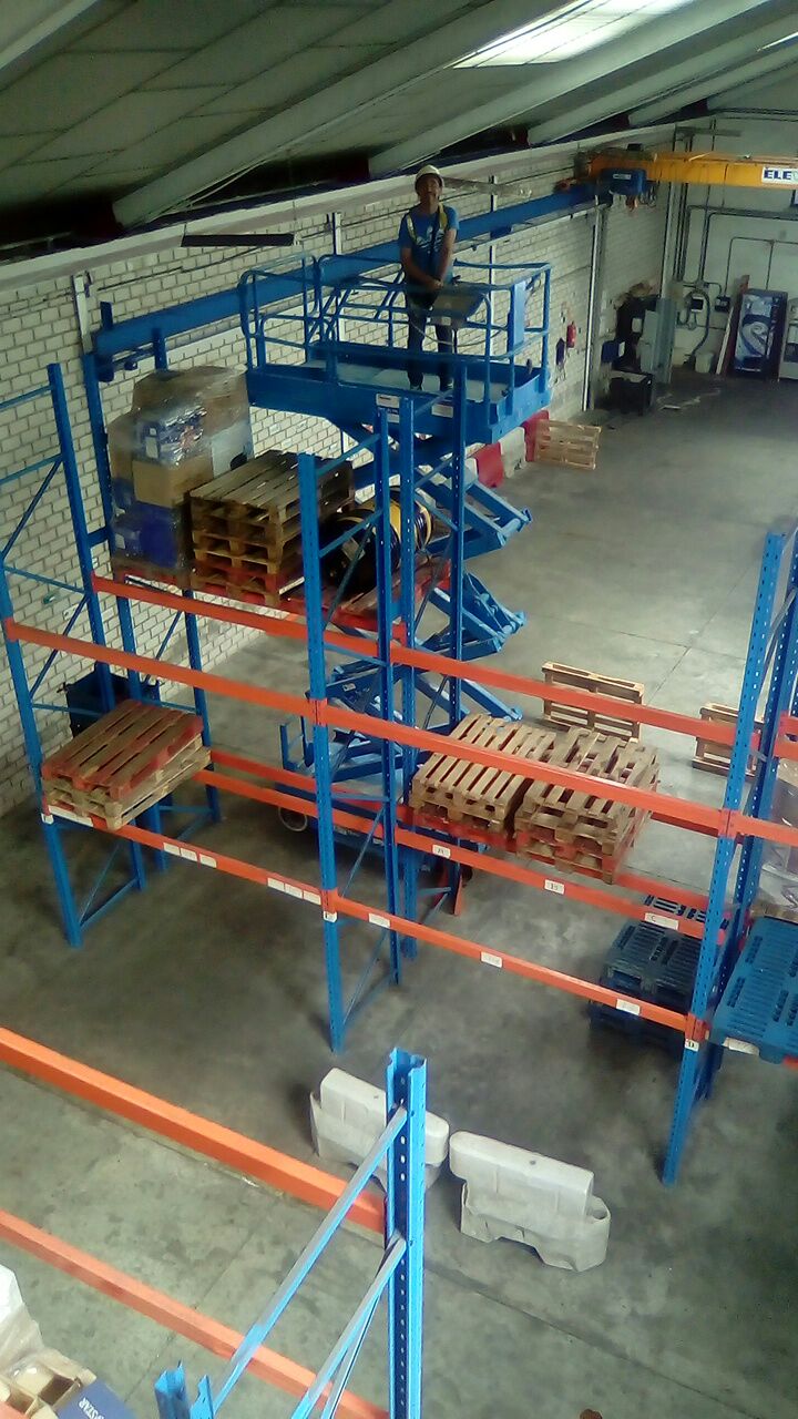 Ejercicio de posicionamiento en estantería Plataforma Elevadora tipo 3B