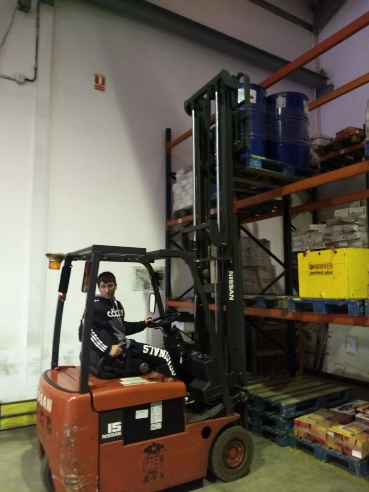 Estiba de carga real en estantería con Carretilla frontal contrapesada