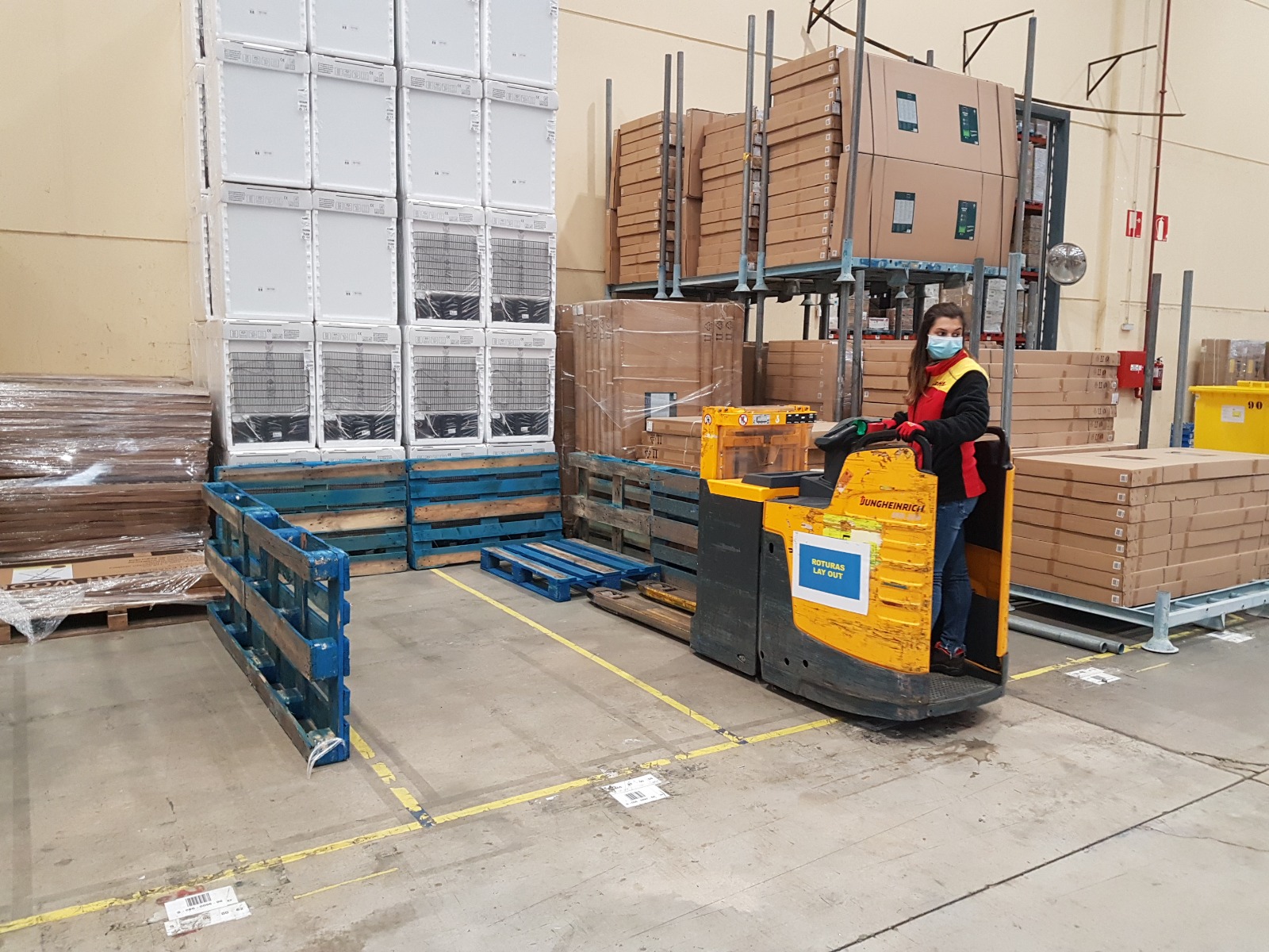 Posicionamiento de carga con Apilador para DHL