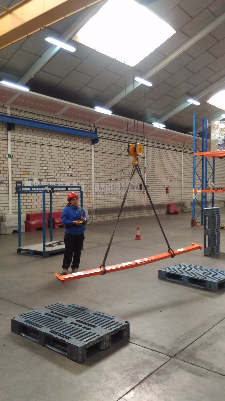 Ejercicio de eslingado de carga larga para KUEHNE + NAGEL, SA