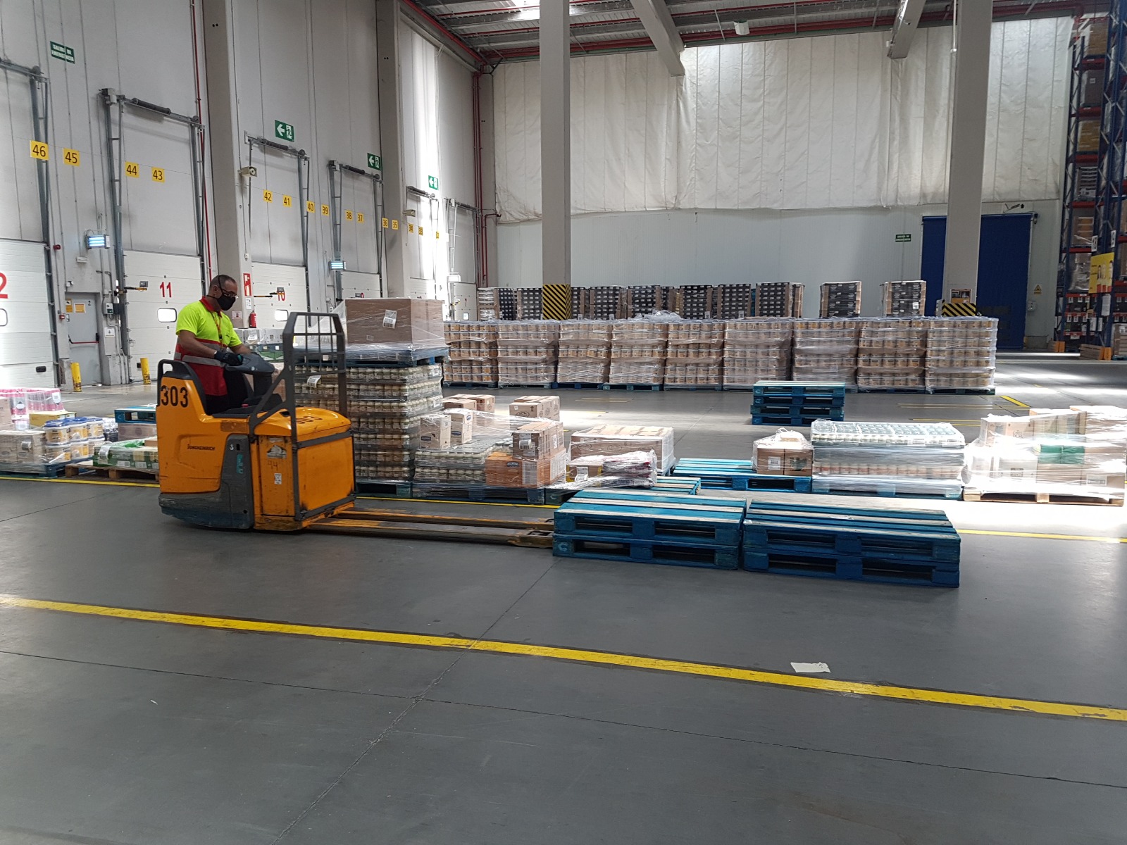 Ejercicio de recogida de carga con transpaleta eléctrica y horquillas sobredimensionadas