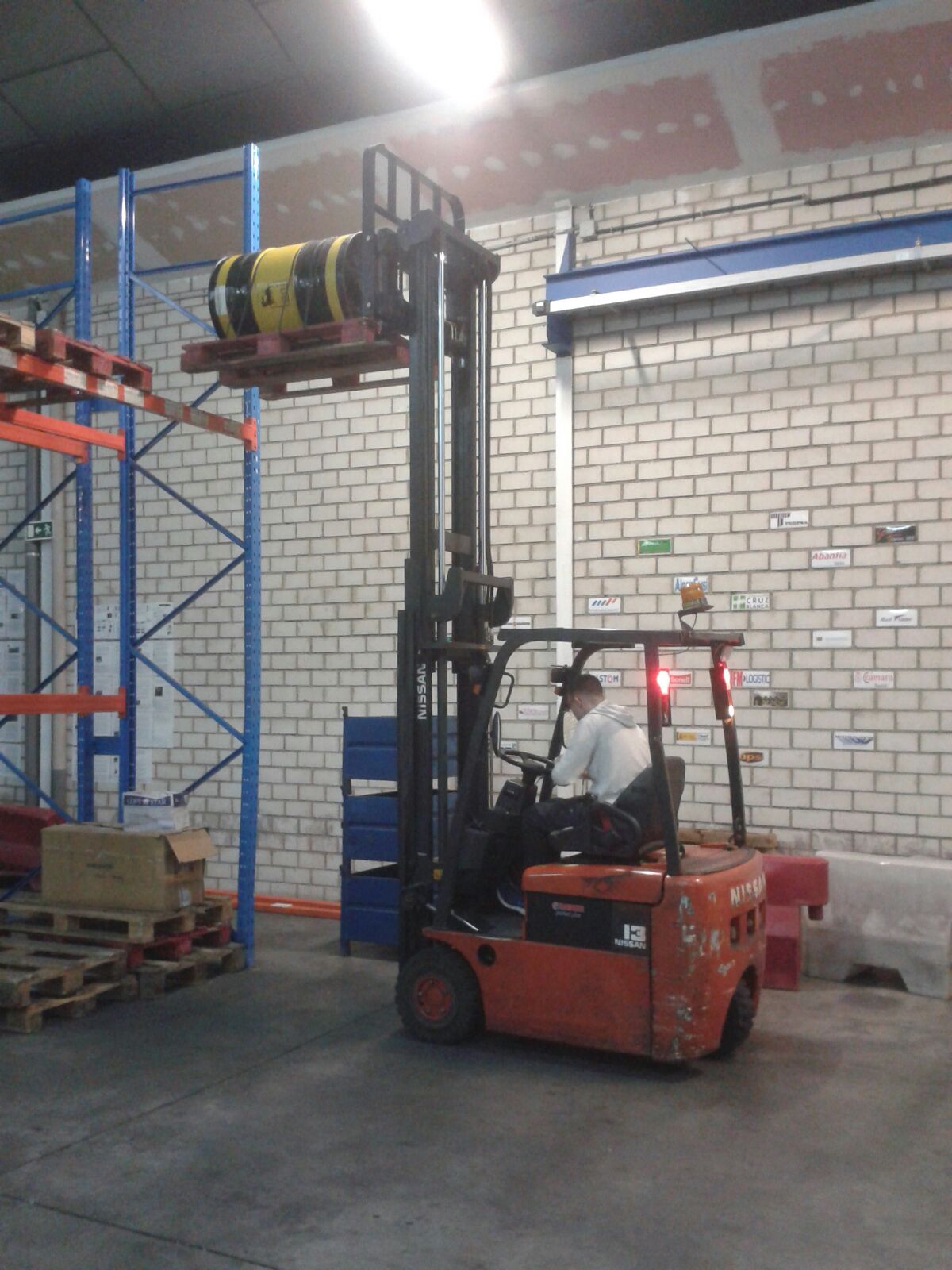 Práctica de estiba en estantería con carga real con carretilla frontal