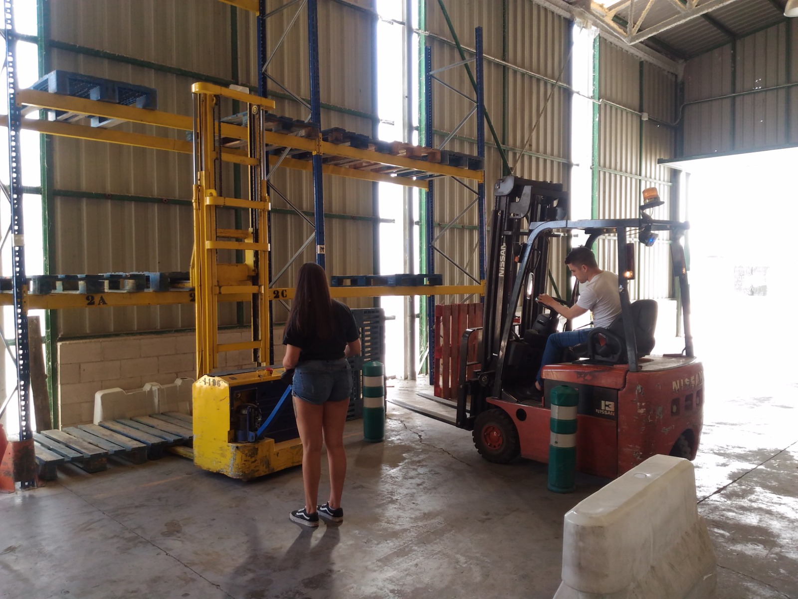 Ejercicio de estiba en estantería con Apilador y Carretilla Frontal Contrapesada