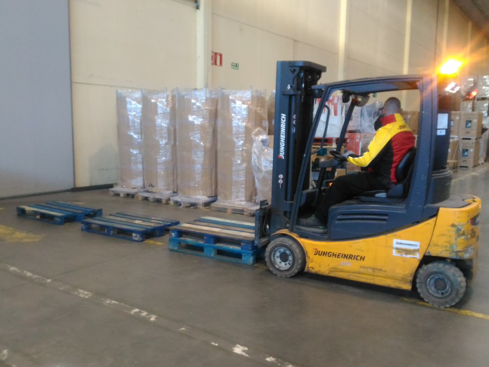 Ejercicio de apilado con carretilla frontal en el centro logístico de MAKRO en Guadalajara