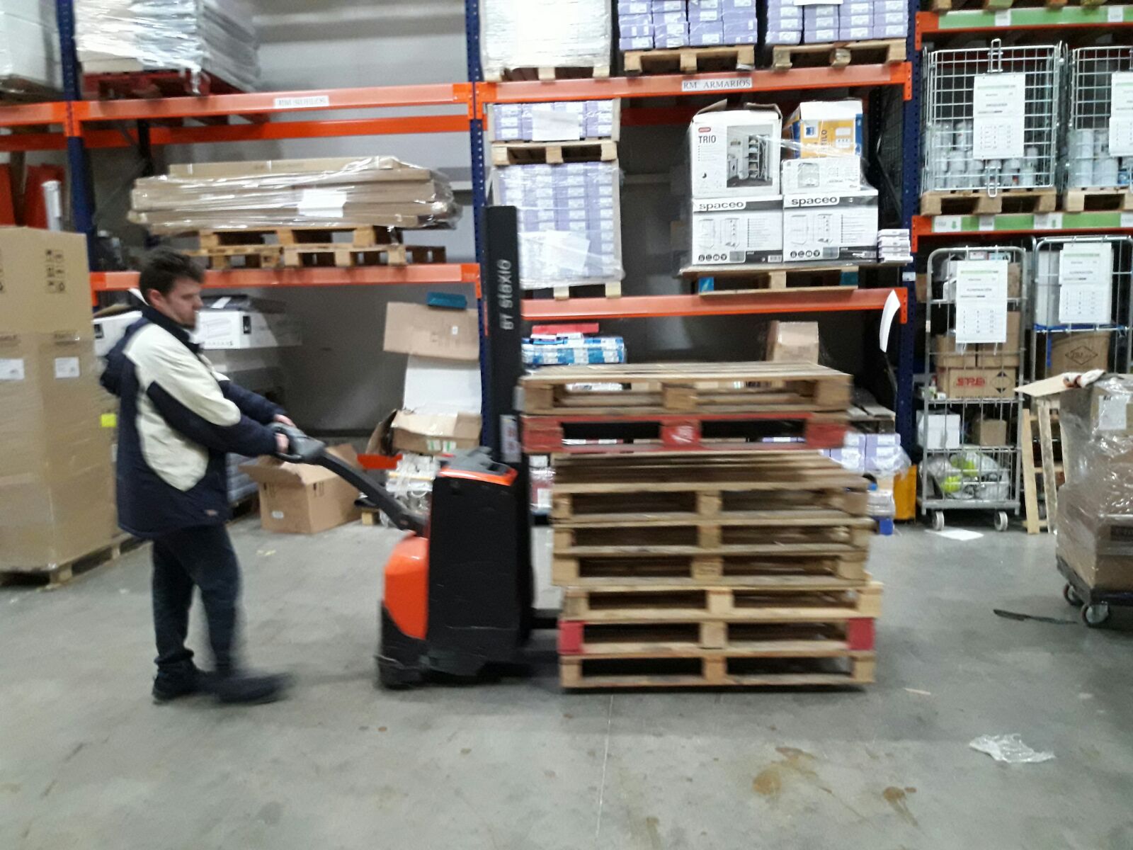 Ejercicio de apilado de palets del Curso en Aki Bricolaje