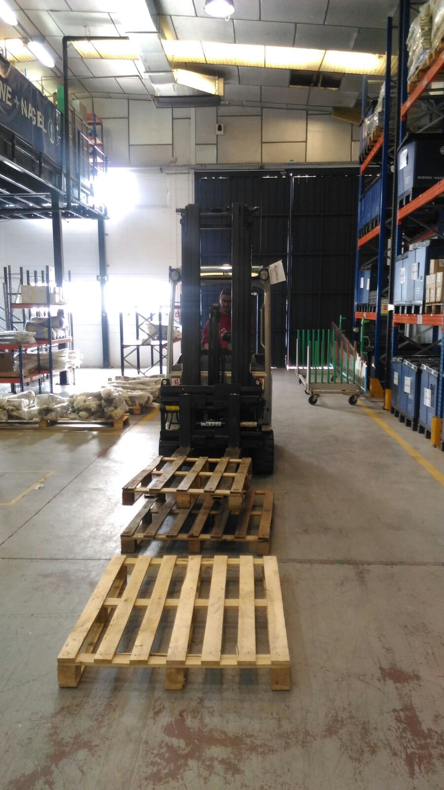 Apilado con carretilla frontal en el curso para KUEHNE NAGEL