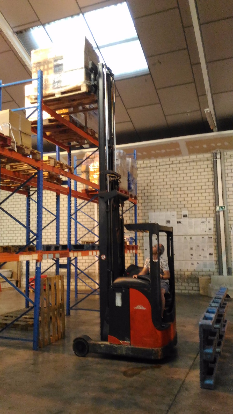 Maniobra de estiba en estantería para KUEHNE + NAGEL, SA