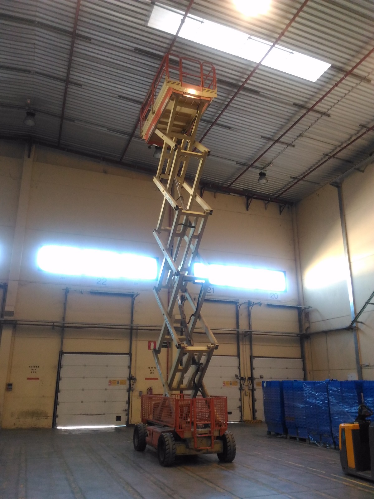 Ejercicio de posicionamiento a punto de trabajo con PEMP tijera para MAKRO