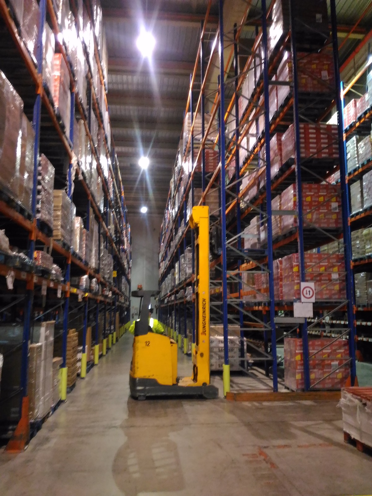 Ejercicio de estiba en estantería en el centro logístico de NESTLÉ