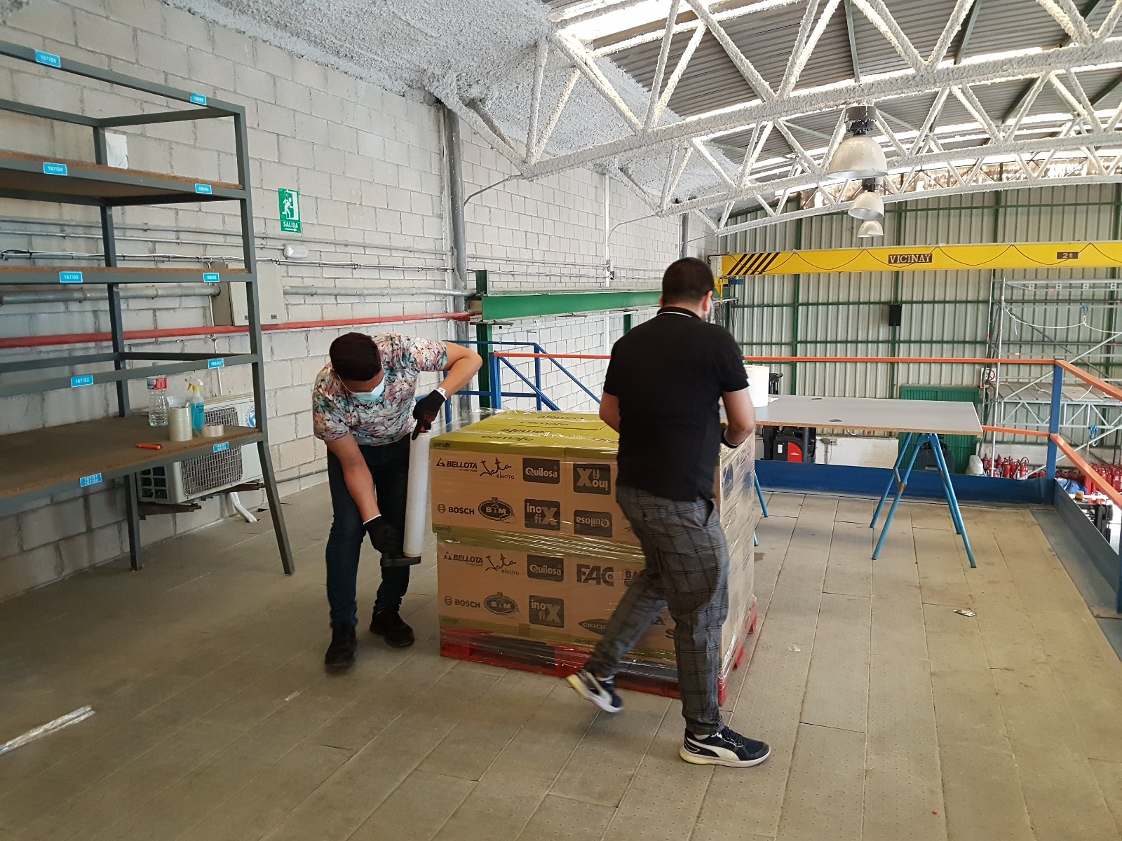 Preparación de pedidos, ejercicio de paletización y retractilado manual de unidad de carga