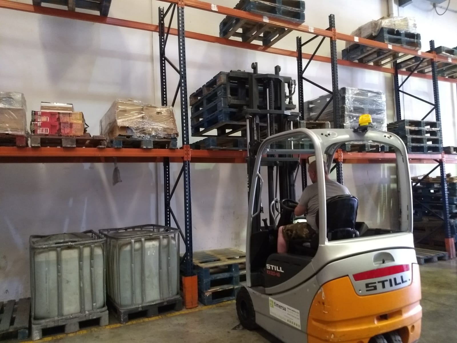 Estiba en estantería con carretilla frontal para Fundación Cares