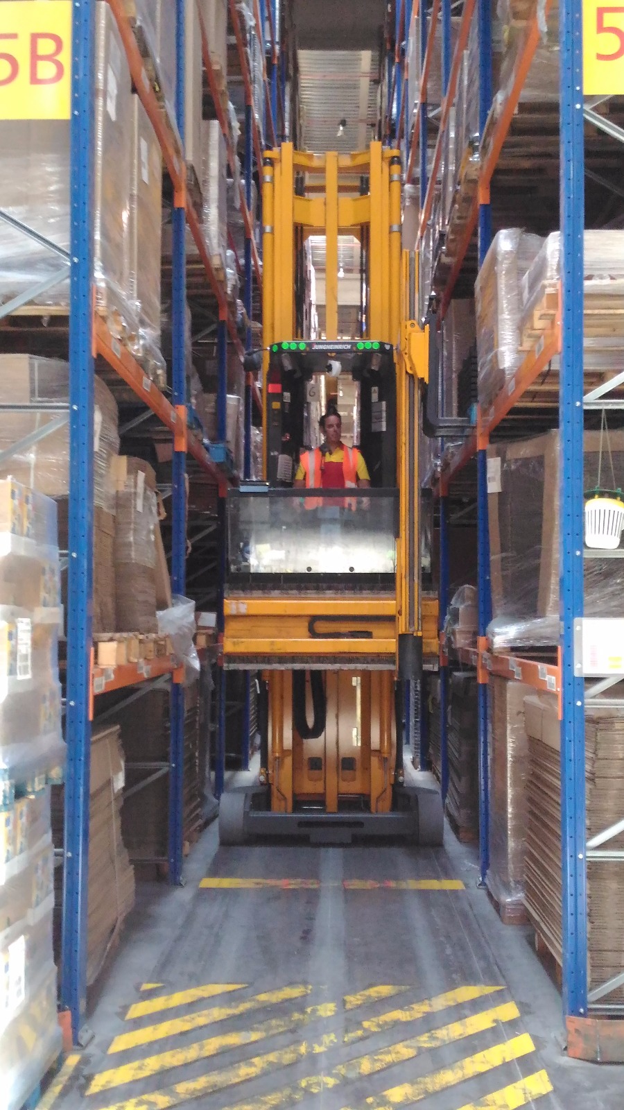 Ejercicio con carretilla combi trilateral para DHL