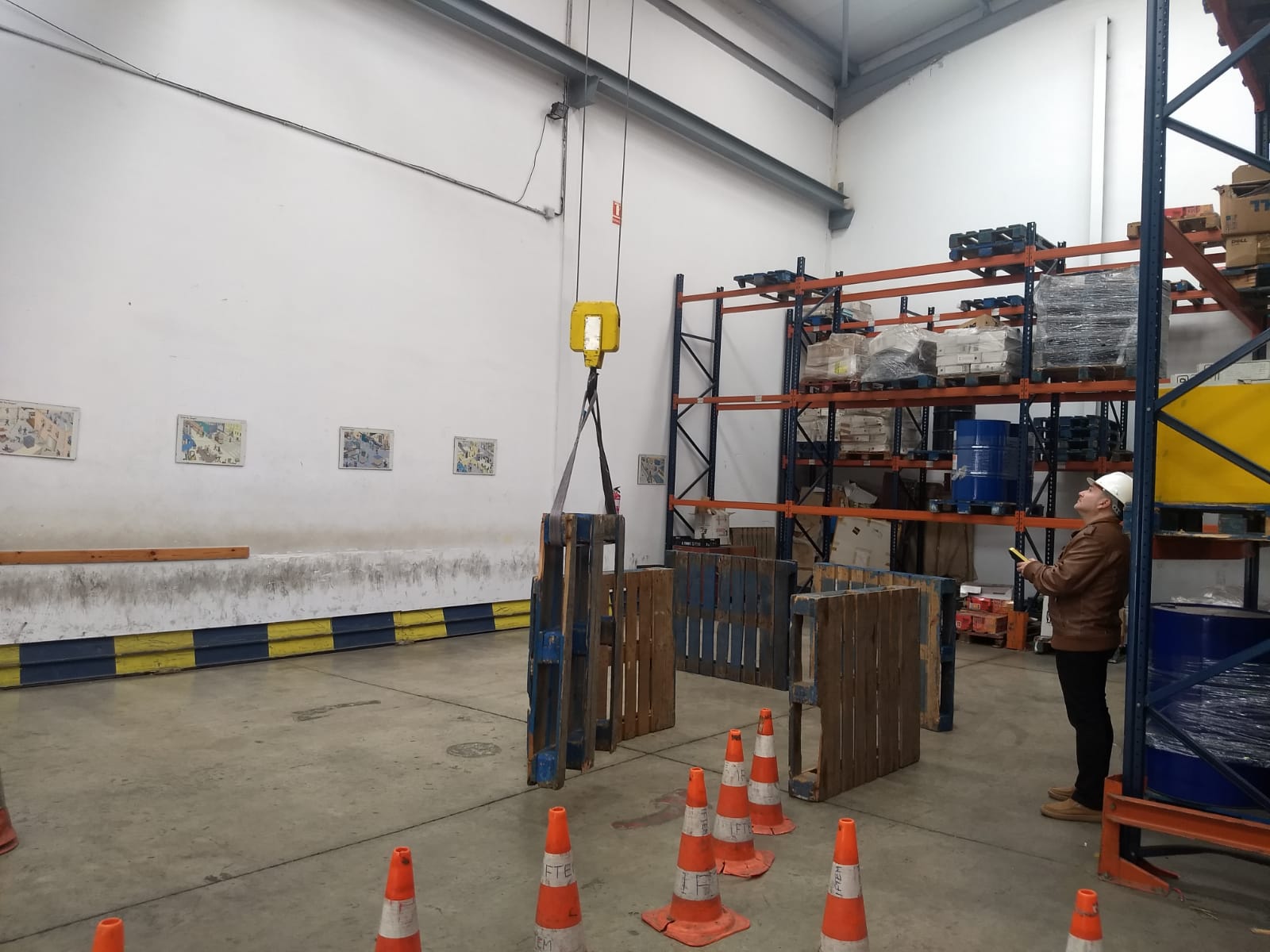 Practicando traslado y ubicación de cargas controlando balanceos