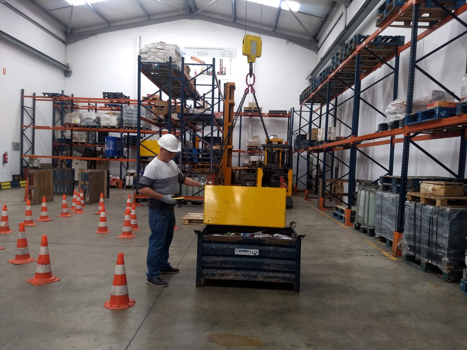 Ejercicio de traslado y ubicación de cargas con grúa puente