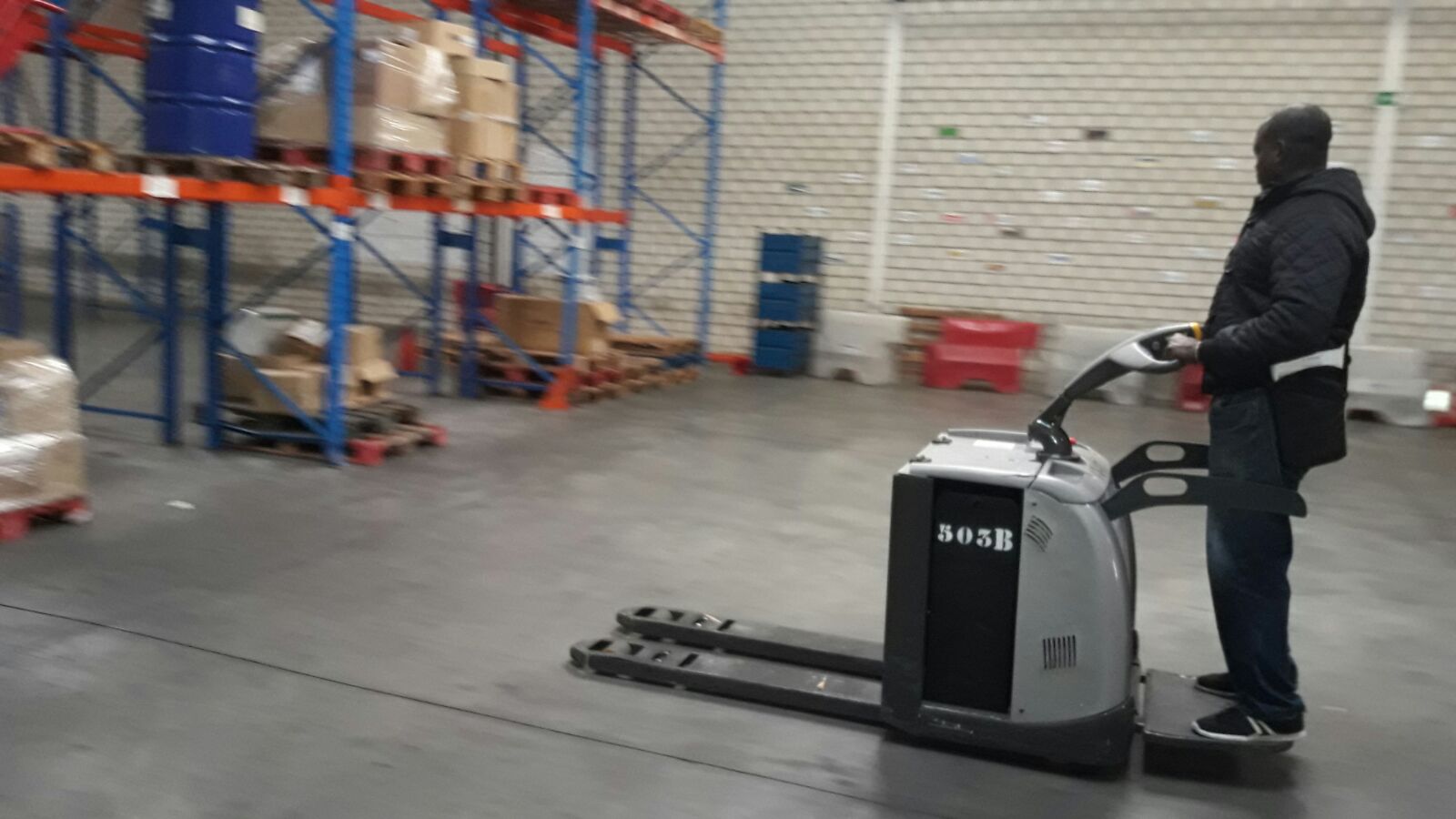 Prácticas con transpaleta eléctrica en IFTEM Getafe