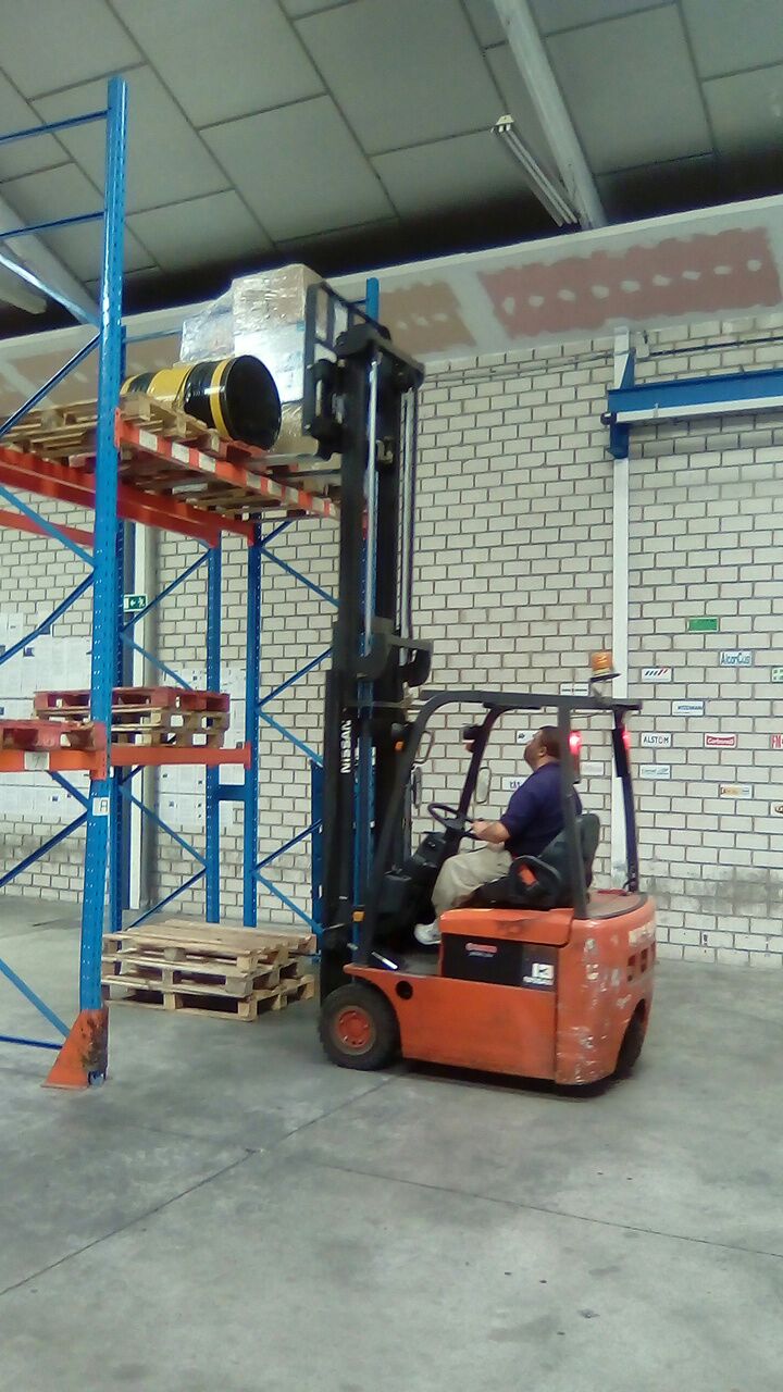 Ejercicio de estiba en estantería con Carretilla Frontal Contrapesada