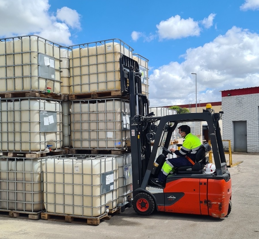 Ejercicio de apilado con depósitos de agua para TOTAL