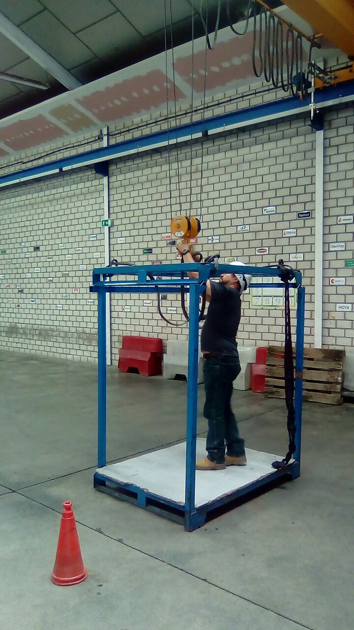 Eslingado de cargas en grúa puente